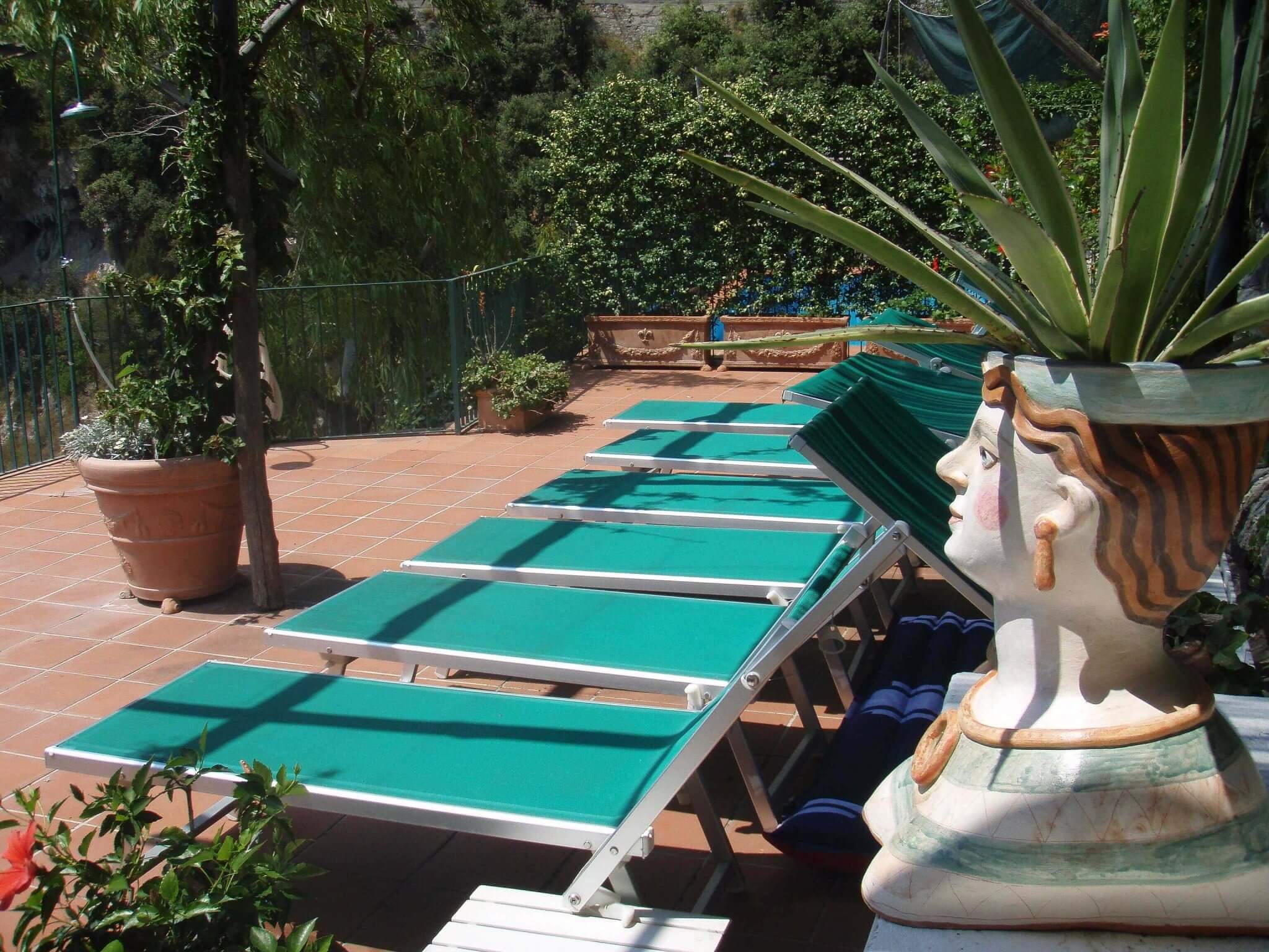 Villa la Madonnina Amalfi Coast: Main terrace deckchairs