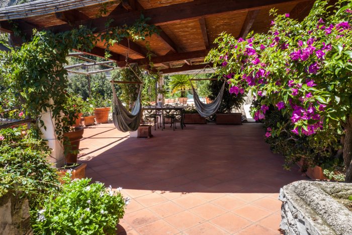 Villa la Madonnina Amalfi Coast:: Hibiscus terrace hanging chairs