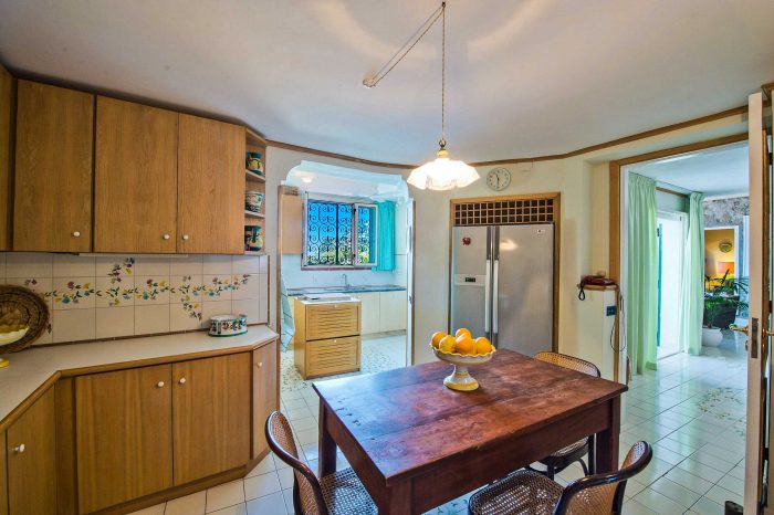 Villa la Madonnina Amalfi Coast: large kitchen with fridge