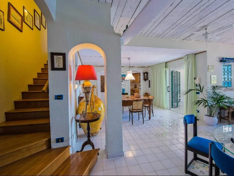 Luxury-Villa-la-Madonnina_Living-room-loggia