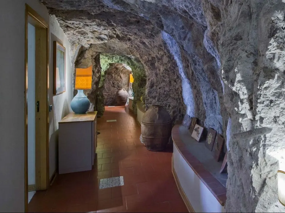 Luxury-Villa-la-Madonnina_Rock-corridor